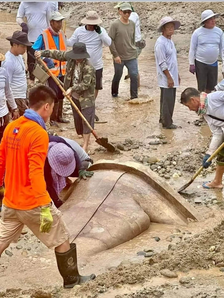 तथागत बुद्ध की मूर्तियां जमीन के नीचे से ही क्यों मिलती है?

लाओस
