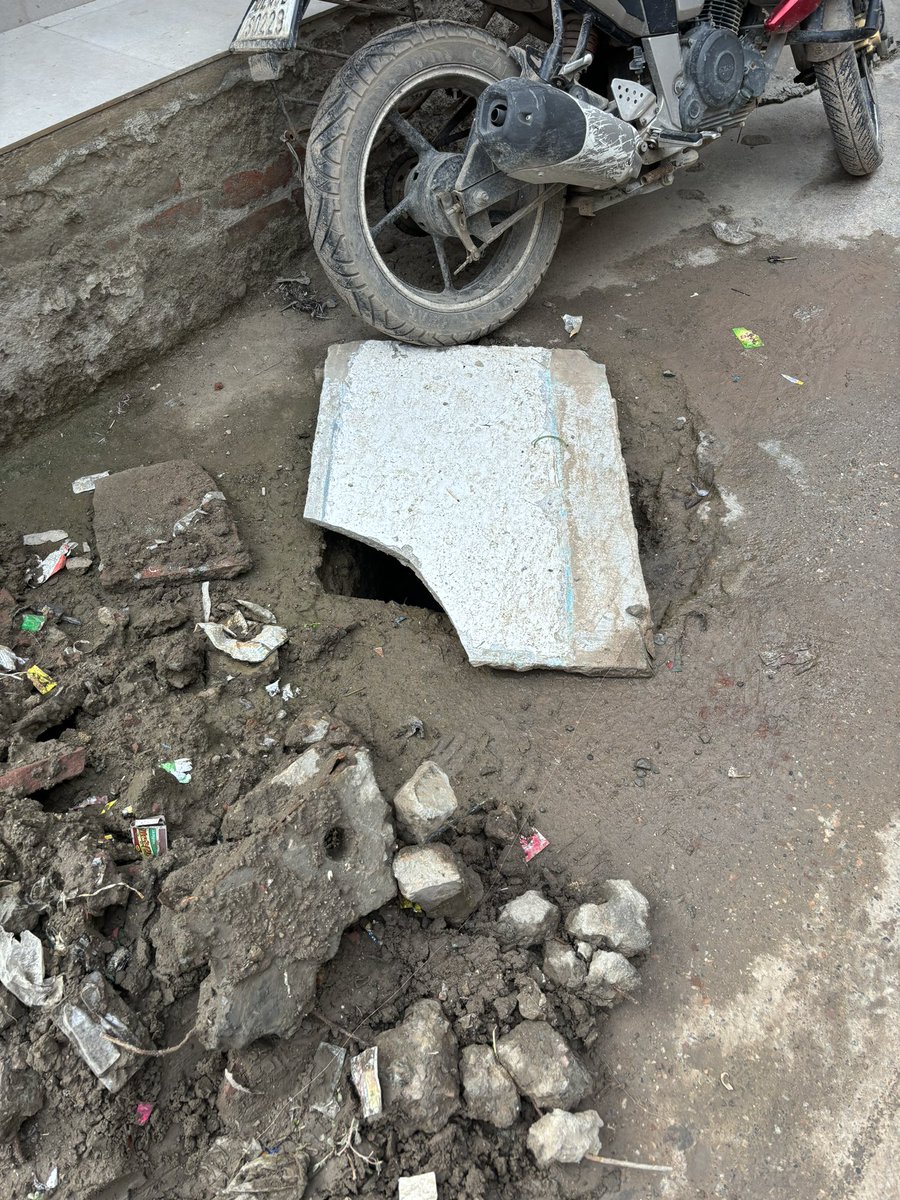 PrashantSachd11's tweet photo. It’s been 10day sewage got clean. Who will cover the sewar and clean the garbage from road? @cmohry @MunCorpGurugram @OfficialGMDA @NayabSainiBJP @BJP4Haryana @DC_Gurugram https://t.co/zzcMhzeyWG