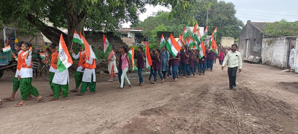 રાજકોટ જિલ્લાના જસદણ તાલુકાના ગામોમાં થતી 
હર ઘર ત્રિરંગા" તથા ત્રિરંગા યાત્રા કાર્યક્રમ અન્વયે વિદ્યાર્થીઓ ફેન્સી ડ્રેસ(વેશભૂષા) તેમજ તિરંગા કપડા પહેરી ઉત્સાહભેર ભાગ લેતા વિદ્યાર્થીઓ.
#HarGharTiranga 
 #HGTGujarat
<a href="/CMOGuj/">CMO Gujarat</a> 
<a href="/InfoGujarat/">Gujarat Information</a> 
@RajkotInfo
