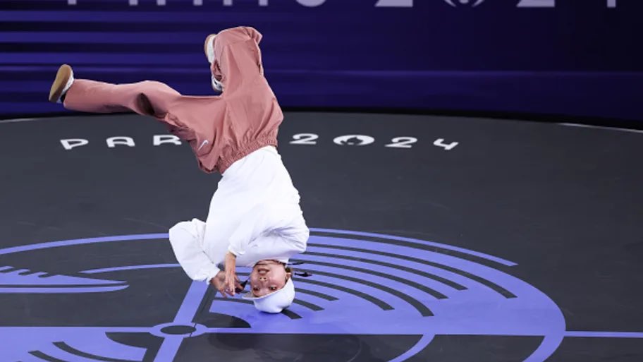 womenpostingws's tweet photo. Japan's Ami Yuasa, also known as B-Girl Ami, becomes the first person ever to win an Olympic gold in breaking 🏅 https://t.co/SyGGEwemTW