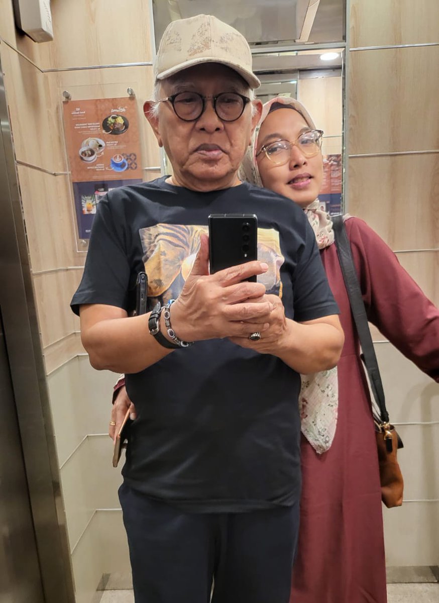 tsuroiya's tweet photo. Hari ini Abah @gusmusgusmu tepat berusia 80 tahun. Sugeng ambal warsa, selamat ulangtahun, sanah helwah, Abah sayang. Semoga selalu sehat, panjang umur dan berlimpah berkah. Amin. 

Kangen❤ https://t.co/dhYJKzca0x