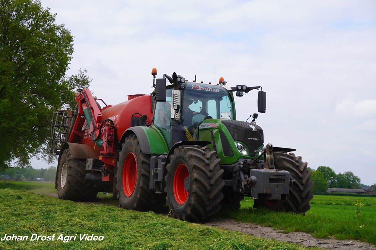 profiMagazin's tweet photo. Gülle einarbeiten mit einem #Fendt 724 und #Schuitemaker Robusta Fass mit #Evers Grubber. https://t.co/q9JuUwWG9d