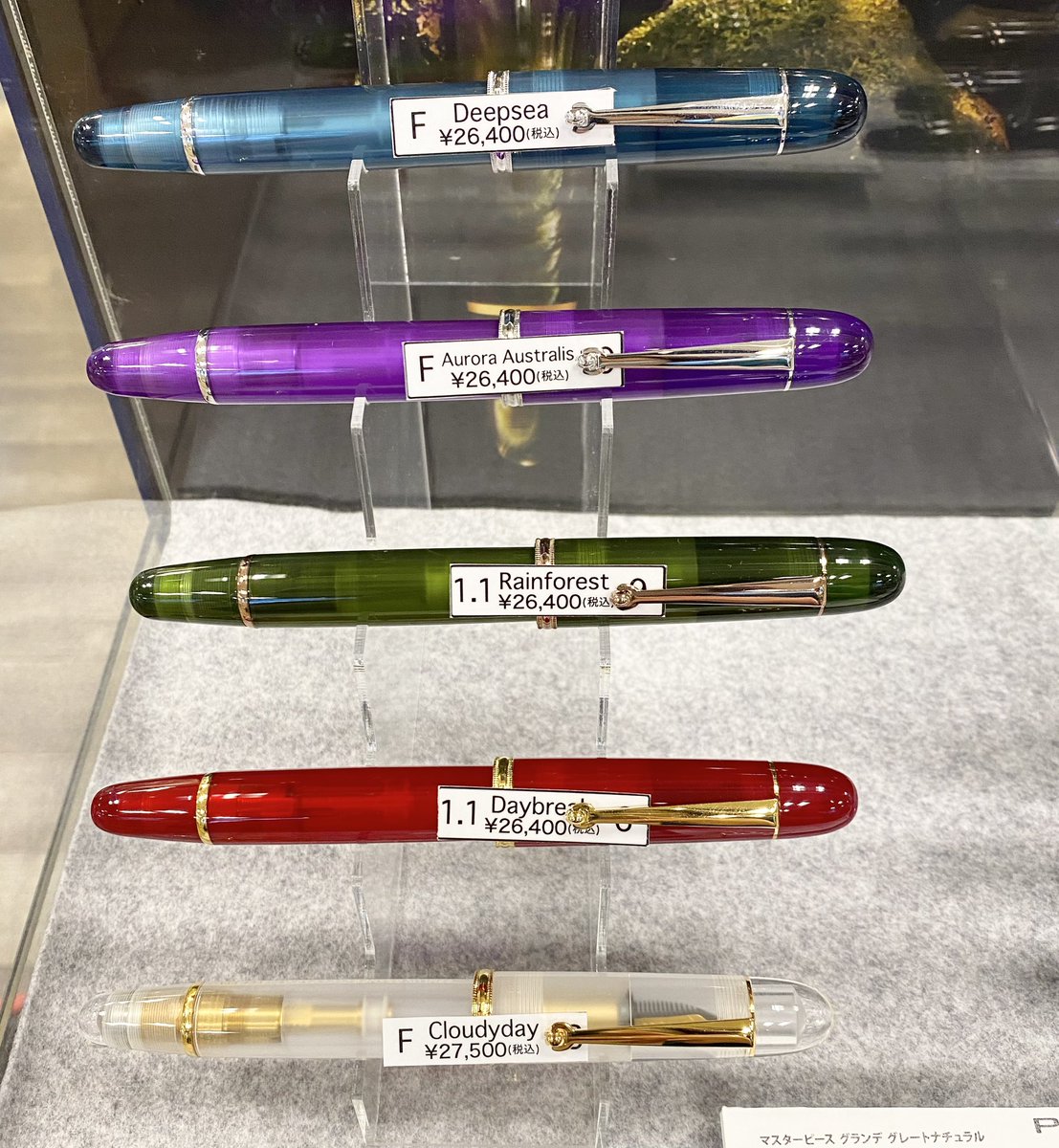 giftioneryDelta's tweet photo. 台湾の筆記具ブランド「PENLUX」を展開中🖋️
直吸入式の大型万年筆となり、ペン先は【F/M/1.1】となります。(物によっては1.1がないものもあります)
9月1日より価格改定があるのでこの機会にお買い逃しのないようご来店お待ちしております！
#文房具 #bungu #万年筆 #penlux #ペンラックス #梅田デルタ https://t.co/Y7iWzaqROy