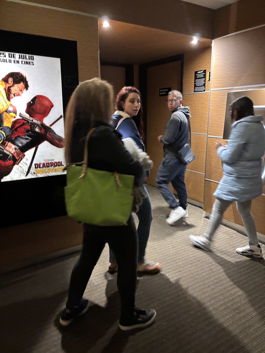solopalabanda's tweet photo. Oye @Cinepolis no crees que si compro una función a las 10, es por que quiero empezar a ver por lo menos los avances a las 10 en punto? No esperar afuera a que limpien aun… https://t.co/1Joweu1qbg