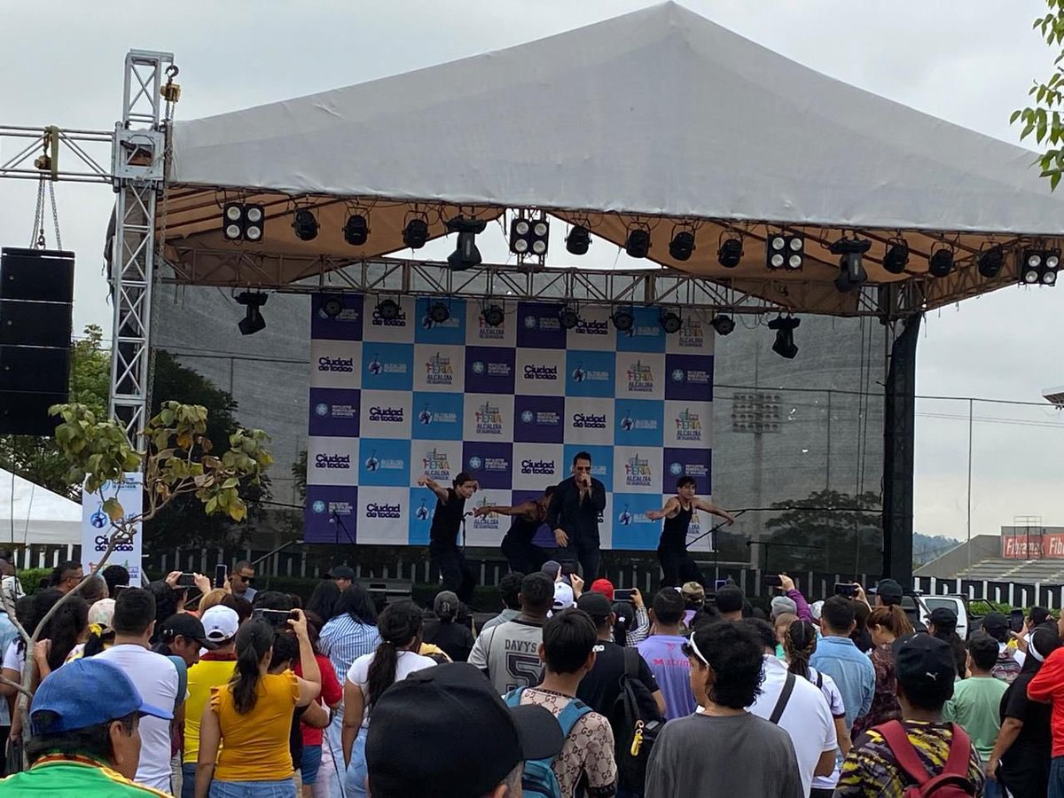 FernandCornejoV's tweet photo. ¡La Feria de Alcaldía Guayaquil es el lugar donde la inclusión cobra vida! 

Un espacio digno para comerciantes mal llamados informales, dinamizando la economía local y celebrando nuestra rica cultura. 

Ven a disfrutar de arte, música y los sabores típicos de nuestra ciudad. 

¡Juntos reconstruimos el tejido social!

Pd: Mañana también hay feria 🎡 
       📍  Parque Samanes
        ⏰ 10:00 a 22:00

#FeriaAlcaldiaGuayaquil 
#ReconstrucciónTejidoSocial