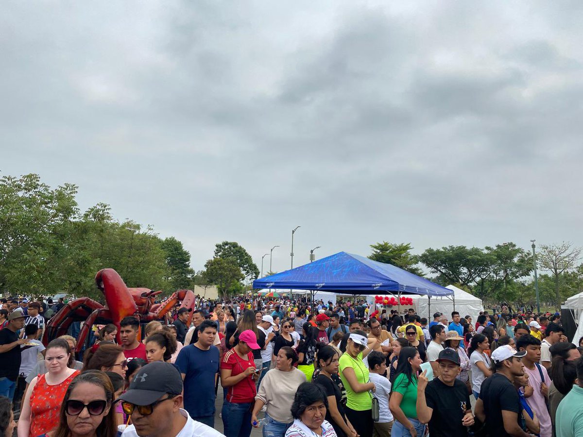 FernandCornejoV's tweet photo. ¡La Feria de Alcaldía Guayaquil es el lugar donde la inclusión cobra vida! 

Un espacio digno para comerciantes mal llamados informales, dinamizando la economía local y celebrando nuestra rica cultura. 

Ven a disfrutar de arte, música y los sabores típicos de nuestra ciudad. 

¡Juntos reconstruimos el tejido social!

Pd: Mañana también hay feria 🎡 
       📍  Parque Samanes
        ⏰ 10:00 a 22:00

#FeriaAlcaldiaGuayaquil 
#ReconstrucciónTejidoSocial