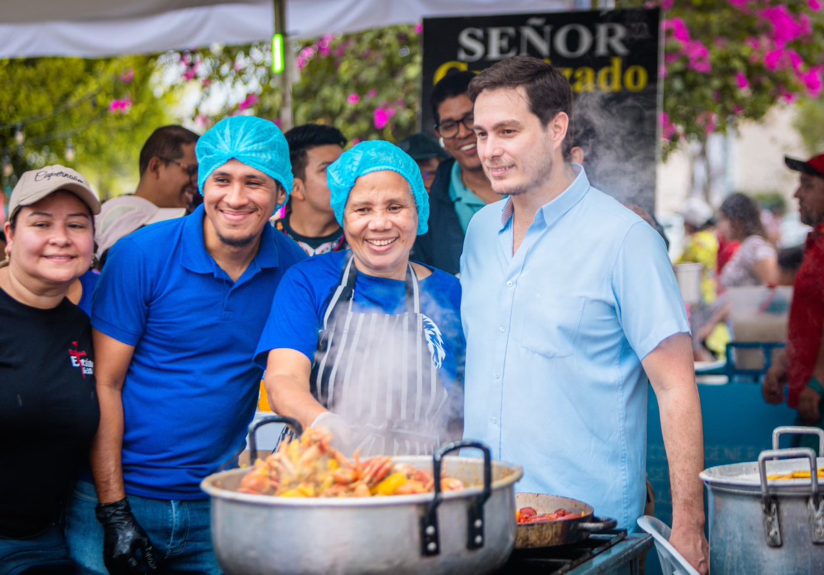 FernandCornejoV's tweet photo. ¡La Feria de Alcaldía Guayaquil es el lugar donde la inclusión cobra vida! 

Un espacio digno para comerciantes mal llamados informales, dinamizando la economía local y celebrando nuestra rica cultura. 

Ven a disfrutar de arte, música y los sabores típicos de nuestra ciudad. 

¡Juntos reconstruimos el tejido social!

Pd: Mañana también hay feria 🎡 
       📍  Parque Samanes
        ⏰ 10:00 a 22:00

#FeriaAlcaldiaGuayaquil 
#ReconstrucciónTejidoSocial