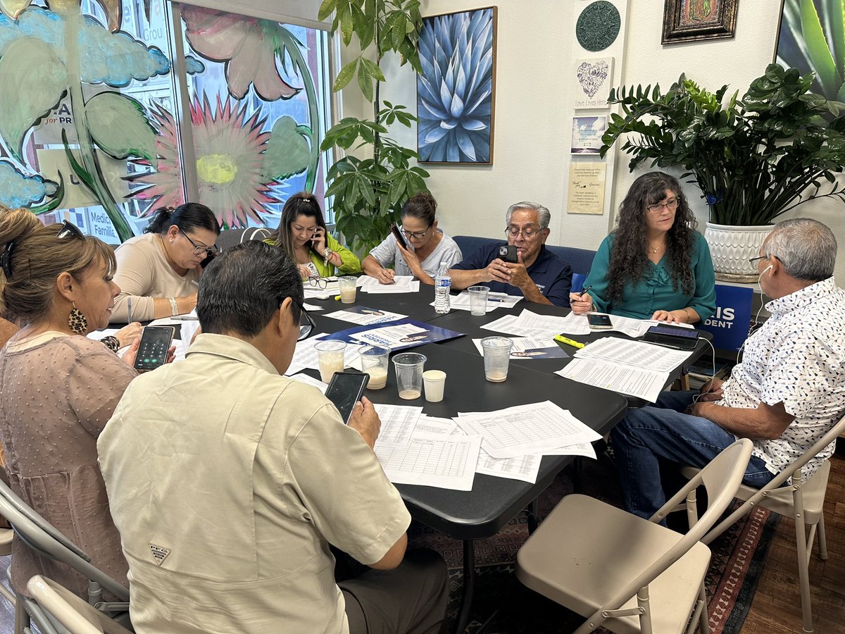 NidiaCavazosTV's tweet image. 📍Las Vegas, Nevada
We are at a Latino phone banking event for the Harris-Walz campaign. Latino volunteers are making calls in English and Spanish, on a Friday evening, trying to mobilize their community. Tostadas and Agua de Horchata were served.