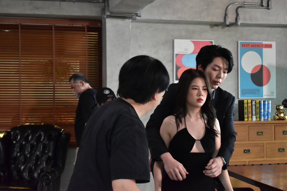 Boonnumpro's tweet photo. Ep.แรกเมื่อคืนนี้จบไปแล้ว เป็นยังไงกันบ้างคะ 
ดูแล้วอยู่ทีมไหนกันบ้างน้า ส่วนแอด
ขอไปต่อคิวรอเวกัสก่อนนะคะ เผื่อคืนไหน 
ทั้งปลายฝน มีมี่ และส้มโอ ไม่ว่าง 
เวกัสจะได้หันมาหาแอดบ้าง
(เดี๋ยวแอดก็ตื่นน๊า)🥰

วันนี้แอดขอเอาภาพเบื้องหลังการถ่ายทำ
Ep.1มาฝากนะคะ

#คนไม่เคยผิด
ทุกวันศุกร์ เวลา 21.15 น. 
ทาง #ช่องวัน31 
และ รับชมย้อนหลัง ทาง #Viu

#ClubFridayTheSeries
#CHANGE2561 
#Boonnumproduction
#บุญนำโปรดักชั่น 
#chuwonbin  
#uppoompat #อัพภูมิพัฒน์
#sananthachat #ฝนศนันธฉัตร
#fahyongwaree #ฟ้ายงวรี 
#ซีรีส์ #เบื้องหลังกองถ่ายละคร
