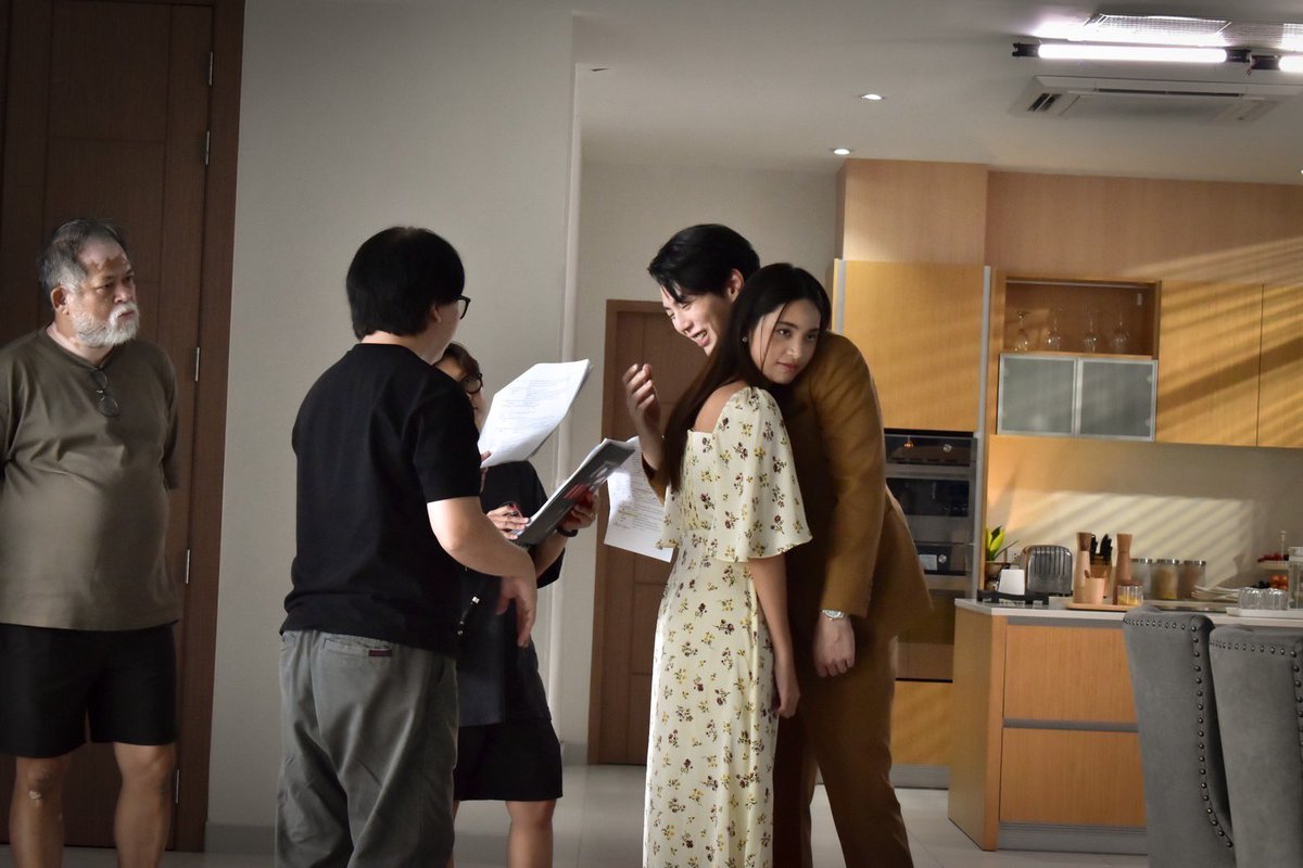 Ep.แรกเมื่อคืนนี้จบไปแล้ว เป็นยังไงกันบ้างคะ 
ดูแล้วอยู่ทีมไหนกันบ้างน้า ส่วนแอด
ขอไปต่อคิวรอเวกัสก่อนนะคะ เผื่อคืนไหน 
ทั้งปลายฝน มีมี่ และส้มโอ ไม่ว่าง 
เวกัสจะได้หันมาหาแอดบ้าง
(เดี๋ยวแอดก็ตื่นน๊า)🥰

วันนี้แอดขอเอาภาพเบื้องหลังการถ่ายทำ
Ep.1มาฝากนะคะ

#คนไม่เคยผิด
ทุกวันศุกร์