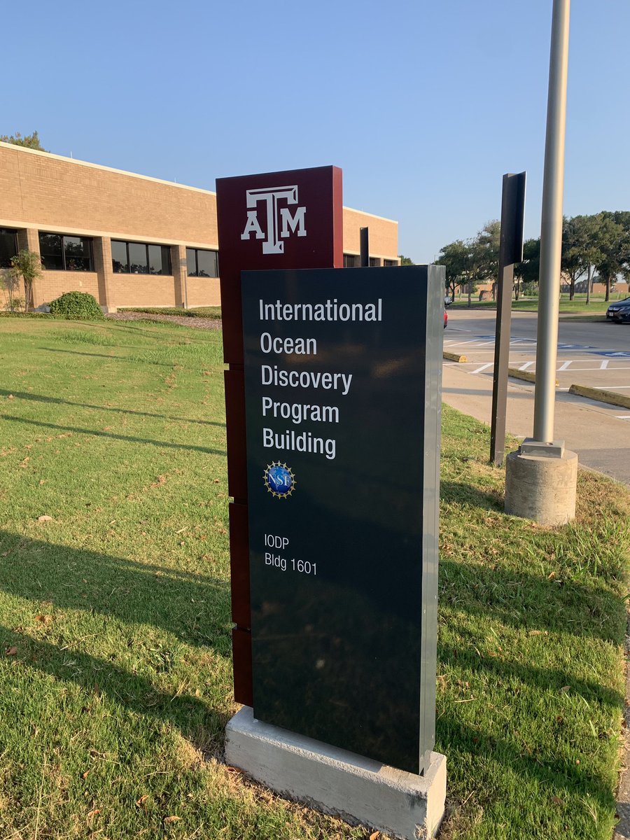 無事、IODP EXP402のEDITORIAL MEETINGが終わりました！朝から晩まで、ずっと英語を修正し続けるのは、とても良い経験になりました、、、。ところで、この看板も、なくなってしまうそうです、、、最後に見れてよかった！
#IODP #Exp402