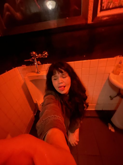 Something about a public restroom makes me feel so beautiful <3 https://t.co/307773B7do
