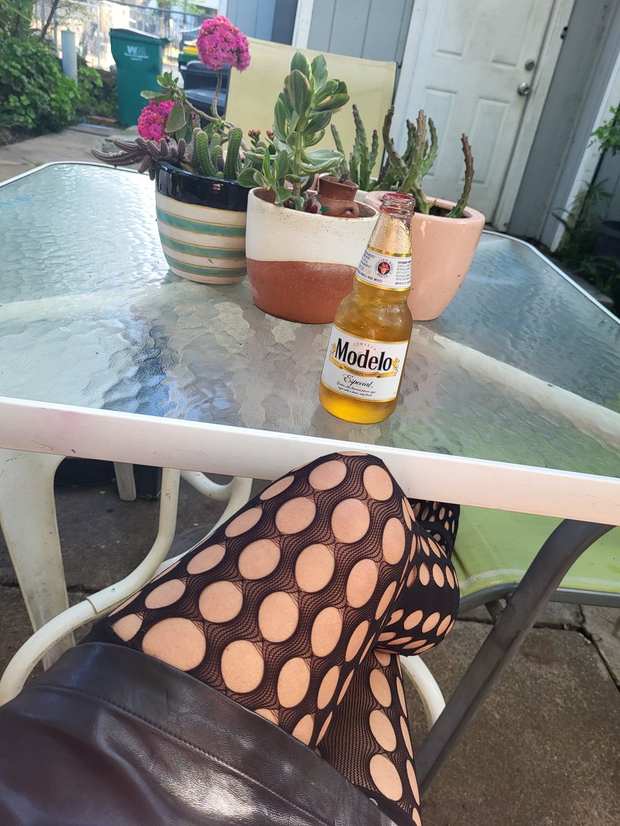 It's Friday and I'm looking for a top man ..Es viernes y busco chicos tops