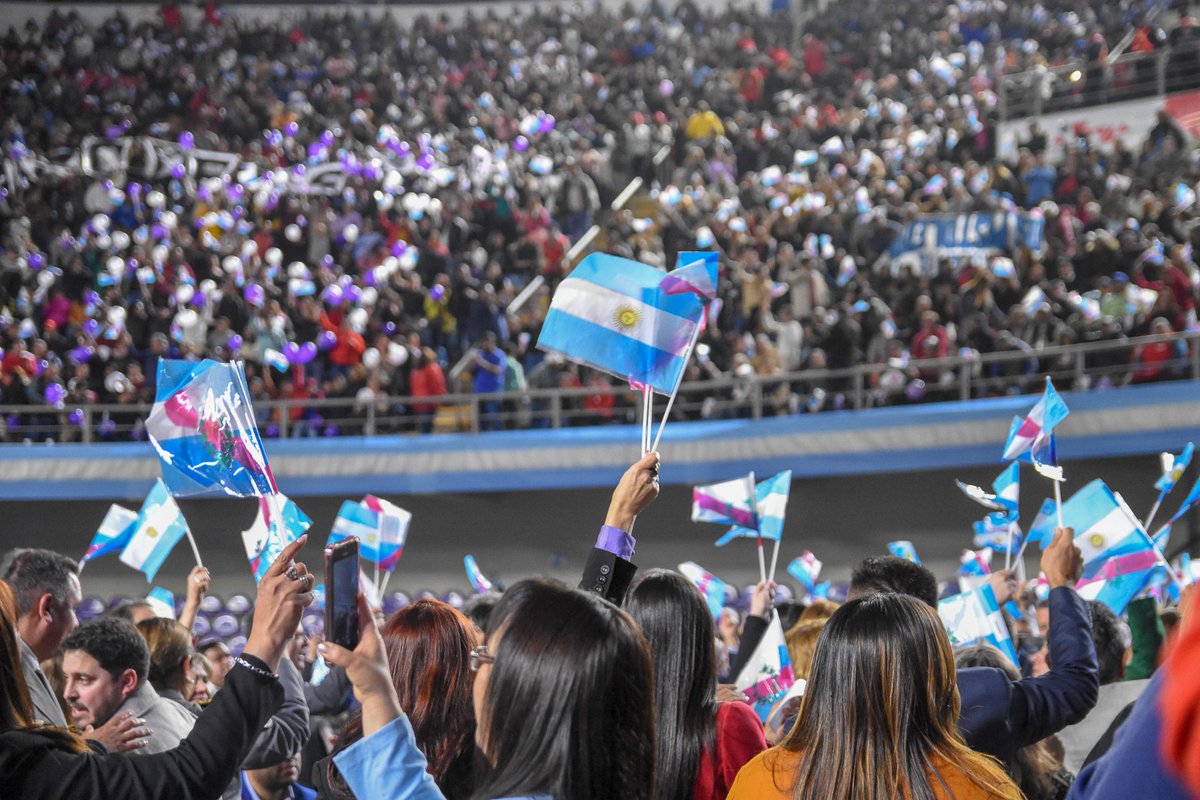 Juramos la nueva Constitución Provincial, un verdadero salto hacia el futuro.
Una vez más, <a href="/QuintelaRicardo/">Ricardo Quintela</a> marcando el rumbo, invitando a construir una tierra más federal, justa, que reconozca derechos, que incluya y que reivindique la gesta de quienes forjaron nuestra historia.