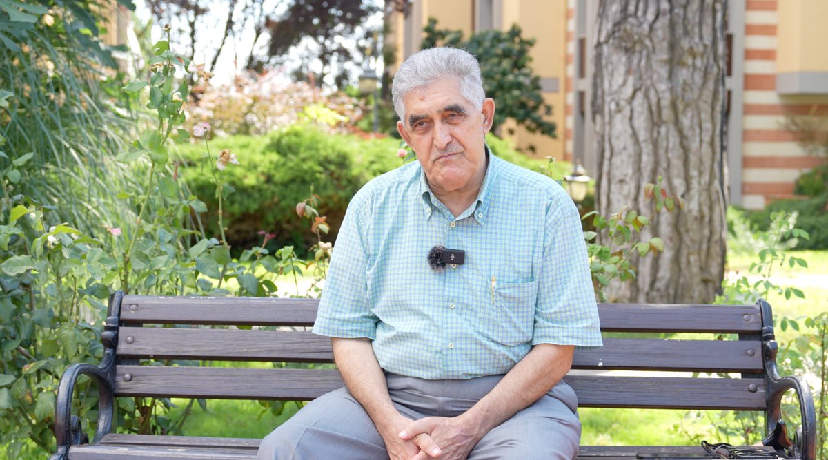 tvmihenk's tweet photo. Allah demenin yasak olduğu zamanlarda Kahire’den, Şam’dan, Ba��dat’tan ve sair İslâm beldelerinden Arapça İslâmî eserler getirerek, ilim taliplerine ulaştıran ve bu uğurda ömrünün büyük bir kısmını adayan Mahfuz Özdemir Ağabey’in hatıratını çektik. Ramazan el-Bûti’den Muhammed Avvâme’ye, Abdülfettah Ebû Gudde’den Şamil Basayev’e kadar uzanan hatıralarını anlattı.

Hakeza, “Güneşin Doğması Uğruna Batan Bir Yıldız: Şehit Bayram Ali Öztürk Hoca” adıyla çekimlerini yaptığımız ve Bayram Hoca’nın şehadetinin seneyi devriyesinde yayınlanacak belgesel içinde, Bayram Hoca ile olan ama hiç kimsenin bilmediğini söylediği hatıraları da çektik.

Gayret bizden, dua sizden ve tevfik Yüce Allah’tan.