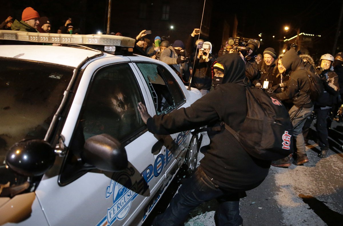 PghAutonomy's tweet image. Ten years ago, a diverse group of anarchists in Pittsburgh called for the first local demonstration in solidarity with the uprising in Ferguson. “Community leaders” warned people to stay away.

Despite this, a small crowd answered the call &amp;amp; embarked on a rowdy snake march behind