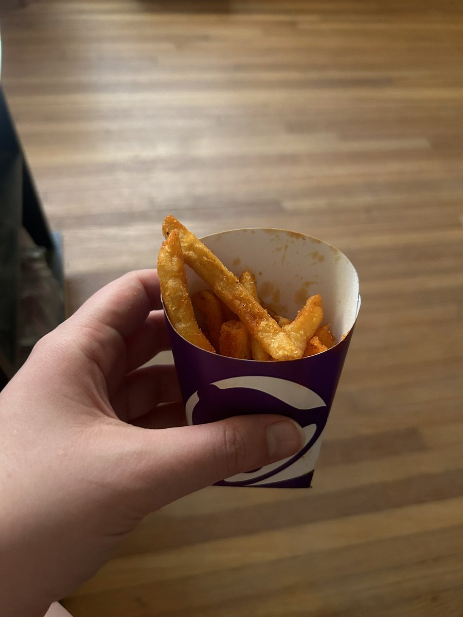 alli02484292's tweet photo. taco bell what the fuck is this new small size it's half the size it was two weeks ago https://t.co/gCpucFWORC