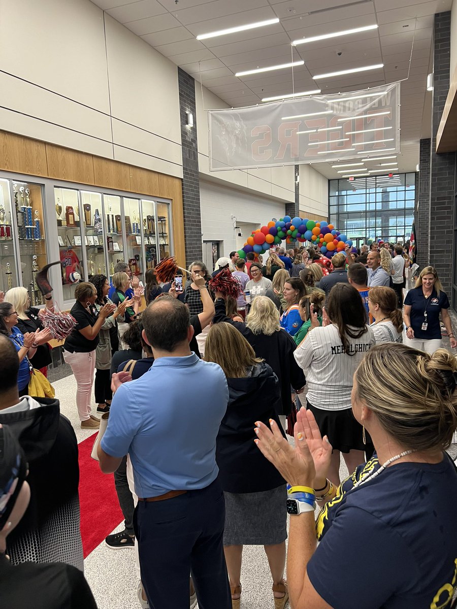 Red carpet day for our amazing new <a href="/Colts_CCE/">Creighton's Corner ES</a> staff! 💙🤍🐴