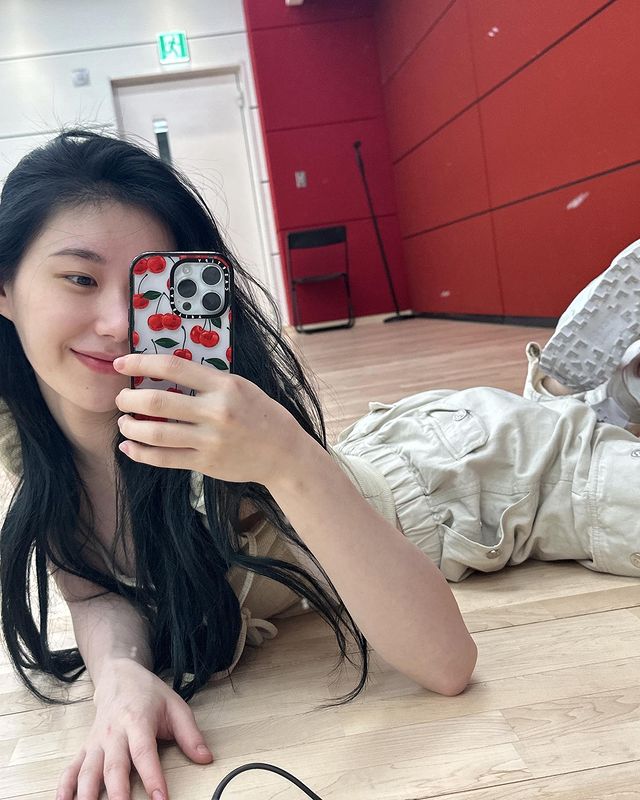 chaeryeohng's tweet photo. in a room filled with echoes of melodies and adorned with a thousand dreams, there she stands, a vision of grace and willpower. dance floor is her sanctuary, 그녀의 충실한 동반자를 반영, reflecting not only her physical form but depths of her passion and unwavering spirit. https://t.co/8HpKl6mVh6