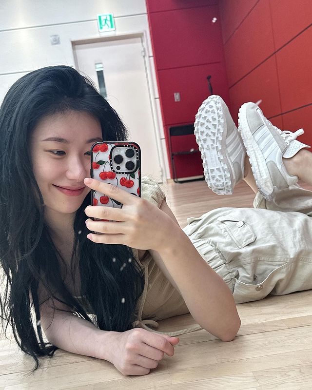 chaeryeohng's tweet photo. in a room filled with echoes of melodies and adorned with a thousand dreams, there she stands, a vision of grace and willpower. dance floor is her sanctuary, 그녀의 충실한 동반자를 반영, reflecting not only her physical form but depths of her passion and unwavering spirit. https://t.co/8HpKl6mVh6