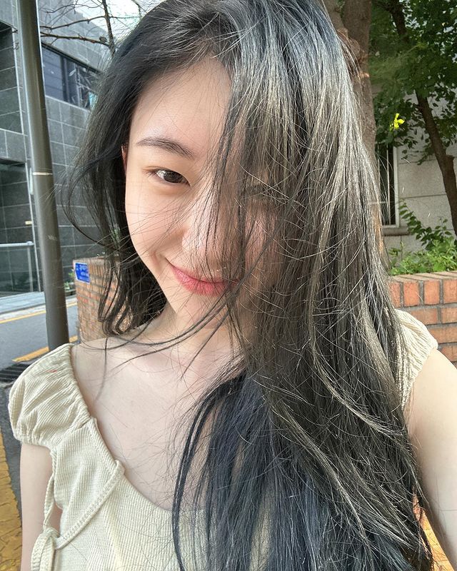 chaeryeohng's tweet photo. under golden sun of summer's embrace, she radiates joy like a blooming flower, casting her infectious happiness upon world. a crown of sunlight adorns her tousled hair dances in harmony with her spirit, whispering secrets of endless adventures yet to be discovered. https://t.co/SgLbMNy2eI