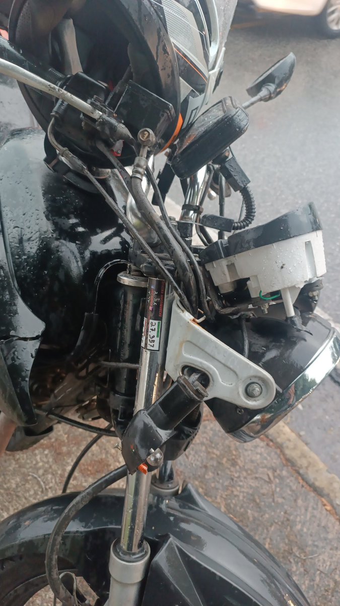 mndmr03's tweet photo. cai de moto hj indo pra faculdade e agora a pobi tá no concerto toda arrebentada,tá chovendo e eu só tava planejando lavar ela no fim de semana 😭😭😭 https://t.co/JXEx3r9MpG