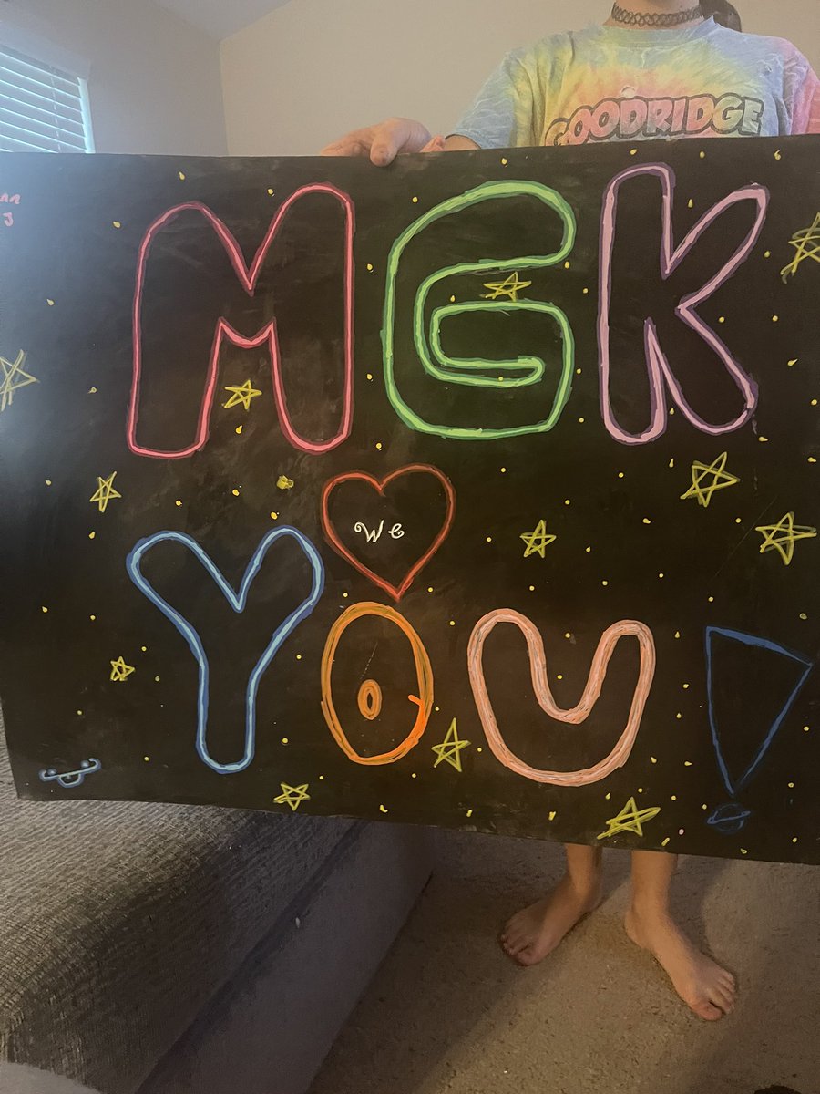 JazzHurt19XX's tweet photo. I looked out the window this afternoon to find my first born making a poster for MGK day💕 @machinegunkelly be on the lookout for this poster she really wants to meet you tomorrow or Sunday🤘🏽 #estfam https://t.co/Jf4q77YZWh