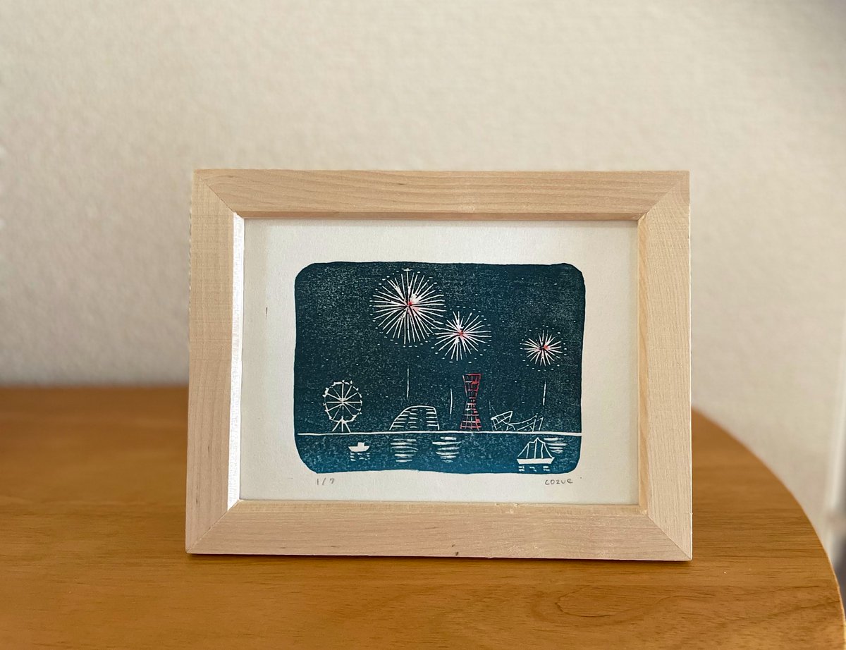 cozue7's tweet photo. みなとの夜をいろどる花火。
木版画で描きました。

神戸の好きな風景です。

水彩木版画
12.7cm×17.8cm（2Lサイズ）

#woodblockprint https://t.co/04srHZ0dru