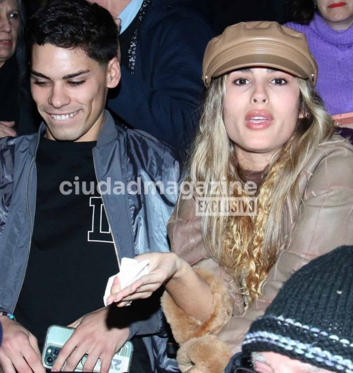 bighermano24's tweet photo. Los noviecitos #Fabruli con "Cara de no me saquen fotos! respeten mi intimidad!" cuando ella hace 1 año que desde que descubrio que #Marculi garpa no se saca a Marcos de la boca en cada entrevista que da. No por su laburo sino para hablar de con quienes se acuesta #Granhermano https://t.co/v7DB1rI1Xj