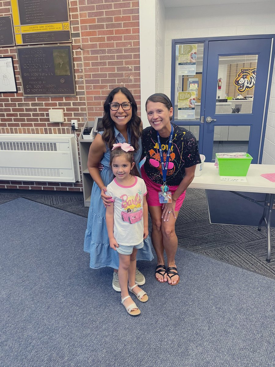 My favorite night! The 🐅 Tiger excitement is contagious 💪🏽! <a href="/CCSD59/">CCSD59</a> <a href="/D59JulietteLow/">Juliette Low Elementary</a> #LetsGrowTogether