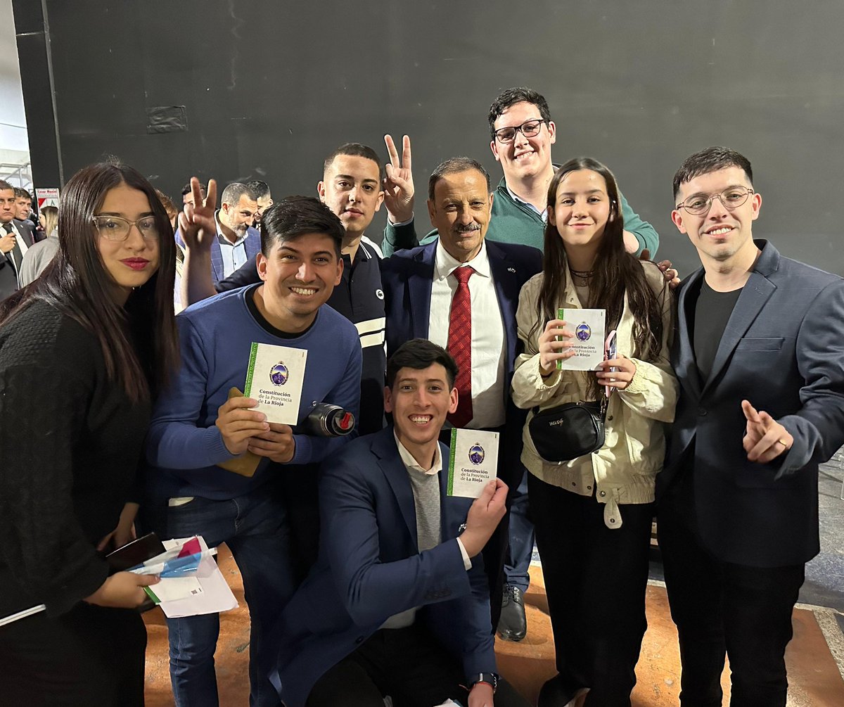 UNA NUEVA CONSTITUCIÓN SOCIALMENTE JUSTA Y FEDERAL

Hoy estuvimos presentes en la jura de la nueva Constitución de la provincia de La Rioja, junto a compañeras y compañeros de la <a href="/JUP_LaRioja/">Juventud Universitaria Peronista La Rioja</a>, la <a href="/RedAF_ok/">Red por una Argentina Federal</a> y la <a href="/mefeces_arg/">MeFeCES</a>