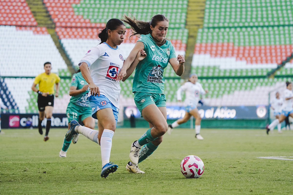 clubleonfemenil's tweet photo. J5 | #AP34 @LigaBBVAFemenil
85’ Nuestro equipo mantiene el control del partido, y aprovecha la ventaja numérica tras la expulsión de Julissa Dávila.
🦁 1-0 🐰
#RugeConEllas 💚 https://t.co/bOnKlWQsVF