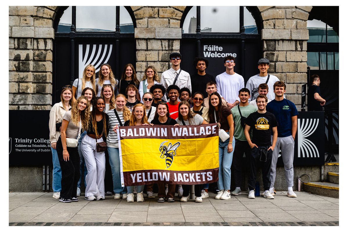 BW_wbasketball's tweet photo. jackets in Ireland day 2️⃣🇨🇮🐝

#DMFT https://t.co/prWw1i8hmW