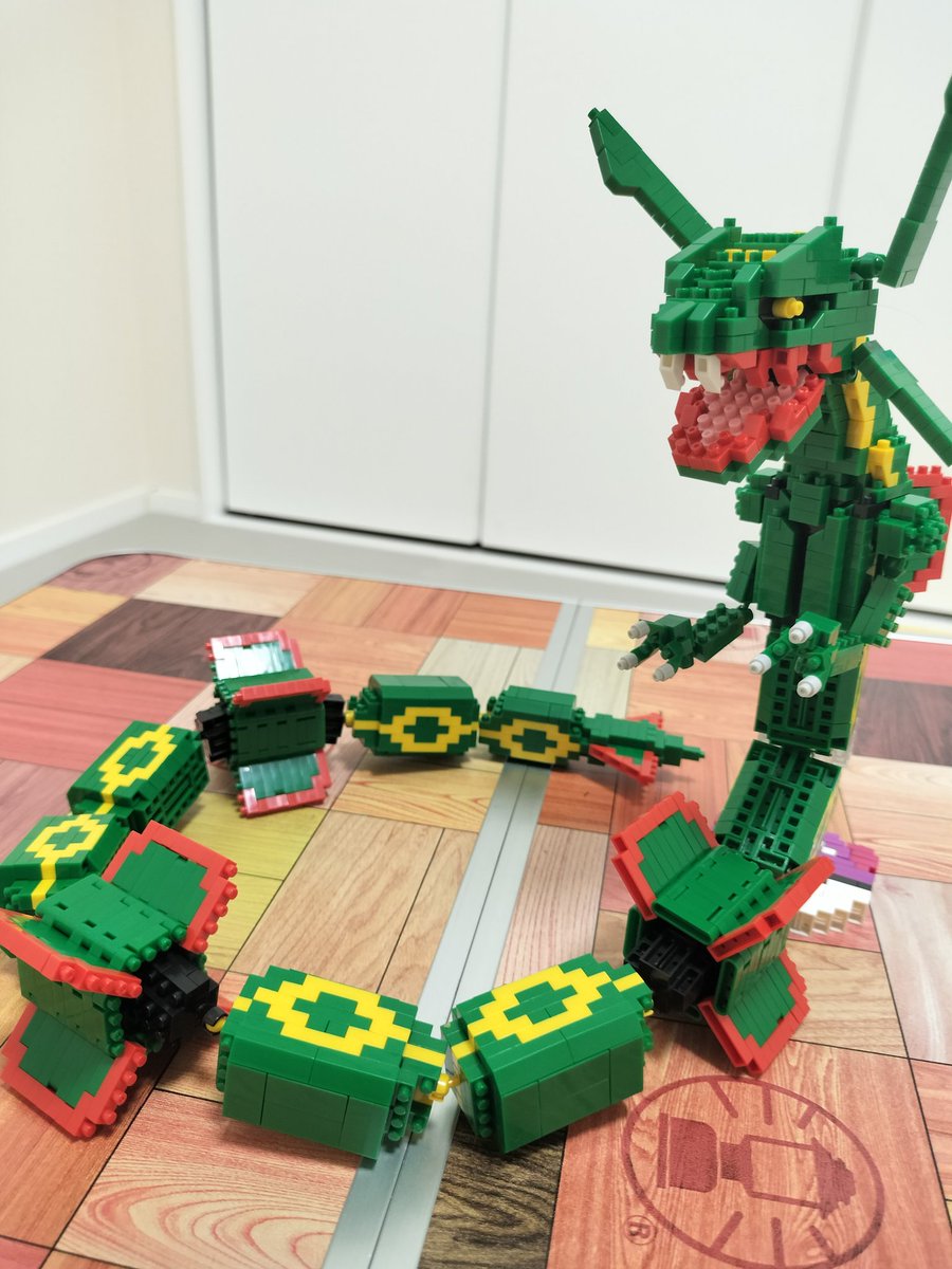 yuumari192's tweet photo. 6歳児の作ったナノブロックのレックウザが凄すぎるからみんな見て見て。
＃ナノブロック　＃レックウザ https://t.co/7CGw10rN5H