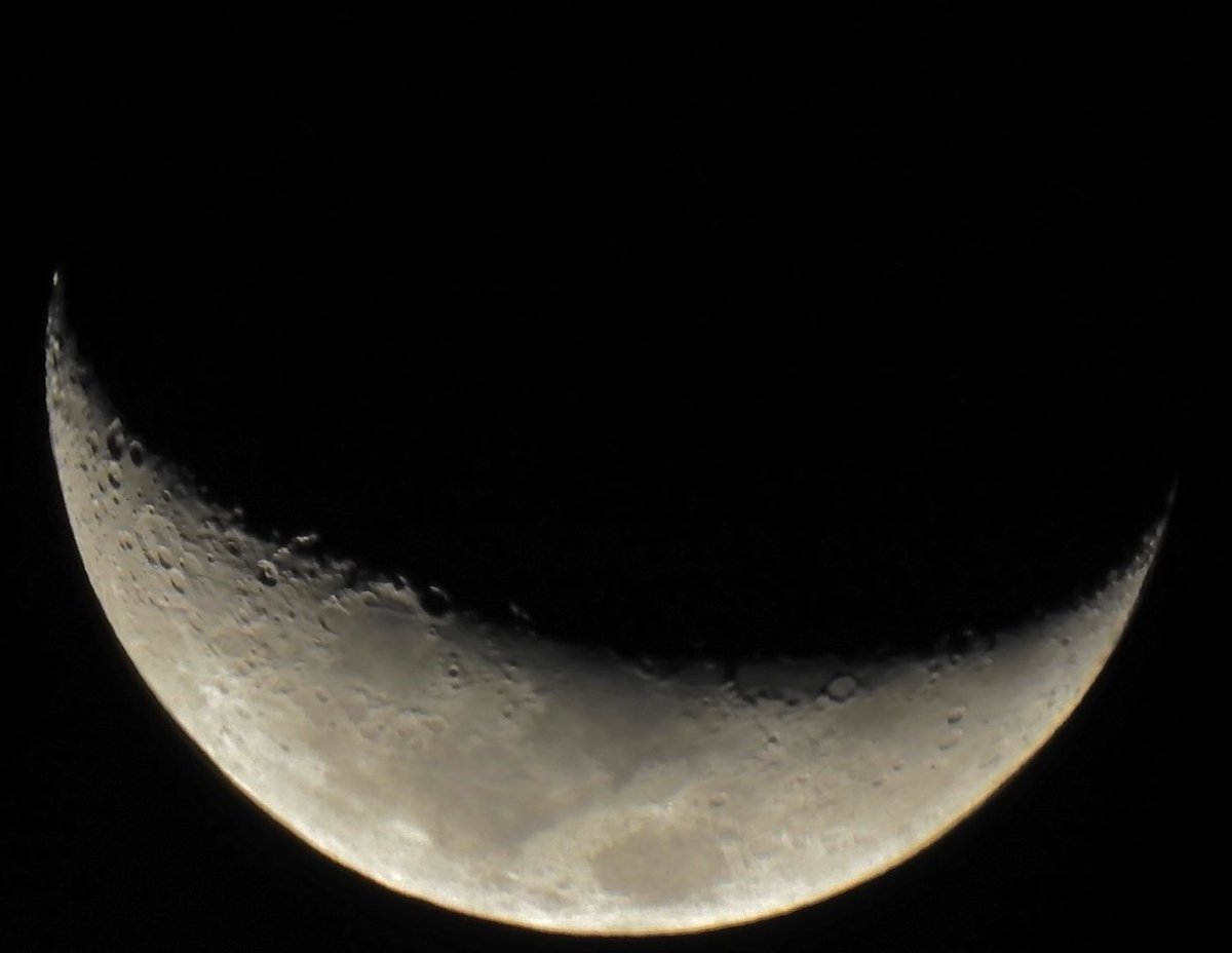 La Luna ahora en el paisaje nocturno porteño.