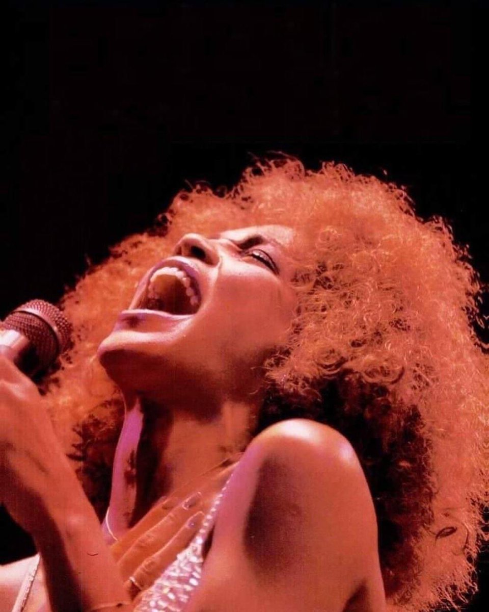 🎵 Hearts on 🔥, filled with desire 
And I’m deeper deeper in love wi-i-ith you 🎵 💣💥🔥🥰

Heavenly 🎂🎩 tip &amp; salute Whitney 
🫅🏽🕊️💐🙏🏽