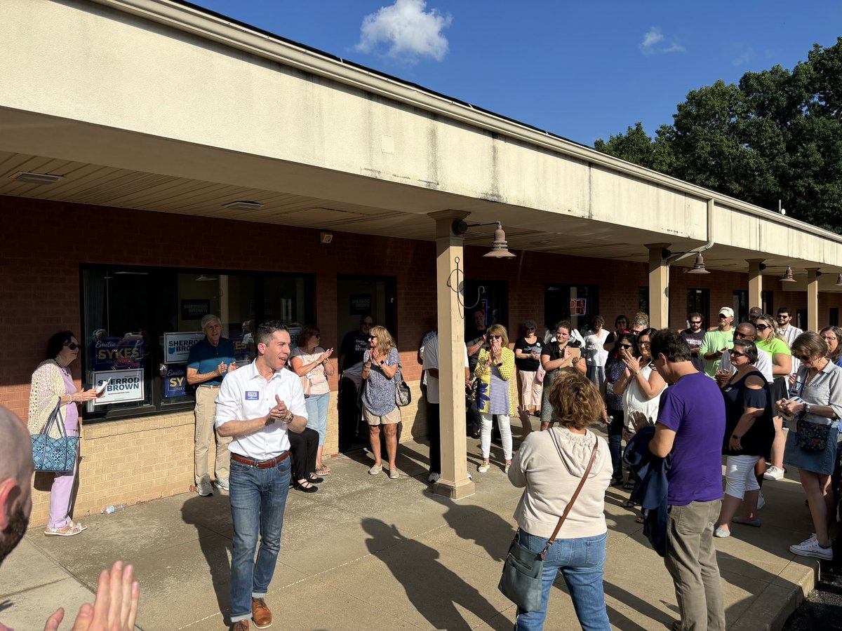 KyleHermanOhio's tweet photo. Welcome to Stow @OHDems new Field Office! Our community is fired up and ready to go for @KamalaHarris, @Tim_Walz, @SherrodBrown, @EmiliaSykesOH, @Donnelly4Ohio, @Stewart4OhioSC, @Forbes4Justice, @RepWeinstein, #DerrickHall, @CurtisForOhio, @AJHarrisOH, & @CitizenMapsOH! 🇺🇸 https://t.co/N8kTCi4sZ8