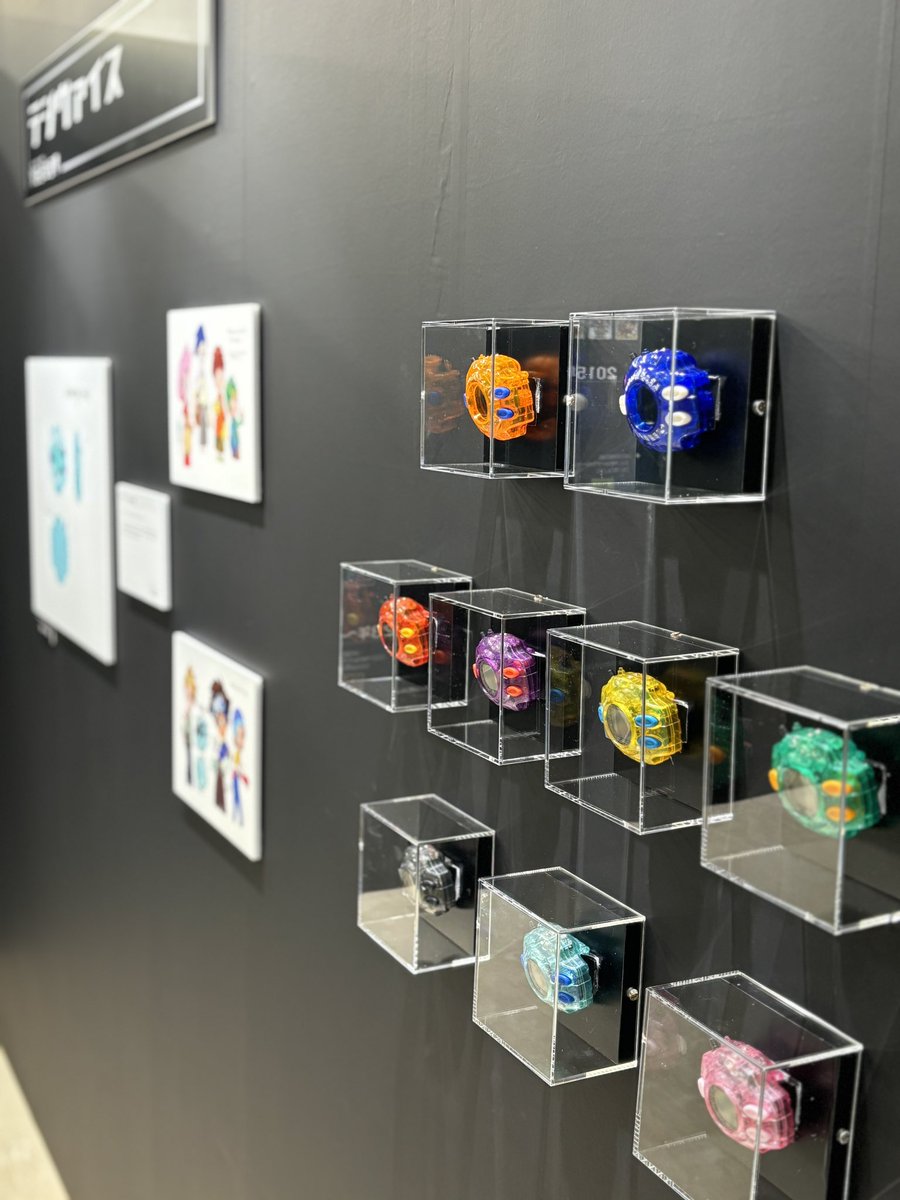 digimon_25thexh's tweet photo. アニメ25周年記念　#デジモンアドベンチャー展　ついに開幕しました🎊

アニメ「デジモンアドベンチャー」の追体験から、貴重な資料の数々、25年分の特別展示まで盛りだくさんです🌟

東京会場は池袋・サンシャインシティ　展示ホールCで8/25まで開催！
スタッフ一同、皆様のお越しを心よりお待ちしております。

詳しくはこちら👇
https://t.co/3Or1dVqQf9

#デジモン　#デジモン25th展
#digimon #digimonanimation25th
