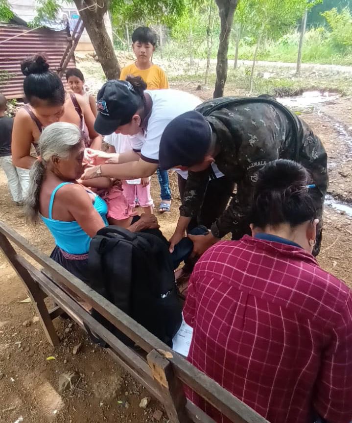 Ejercito_GT's tweet photo. Al servicio de los guatemaltecos. 🫡🇬🇹

Brigada de Infantería de Marina del #EjércitoGT, apoyó a personal del @MinSaludGuate en jornada de vacunación contra la Polio y el Sarampión, en diferentes barrios de El Estor, #Izabal.
#GuatemalaSaleAdelante https://t.co/AgYMkTXjDv