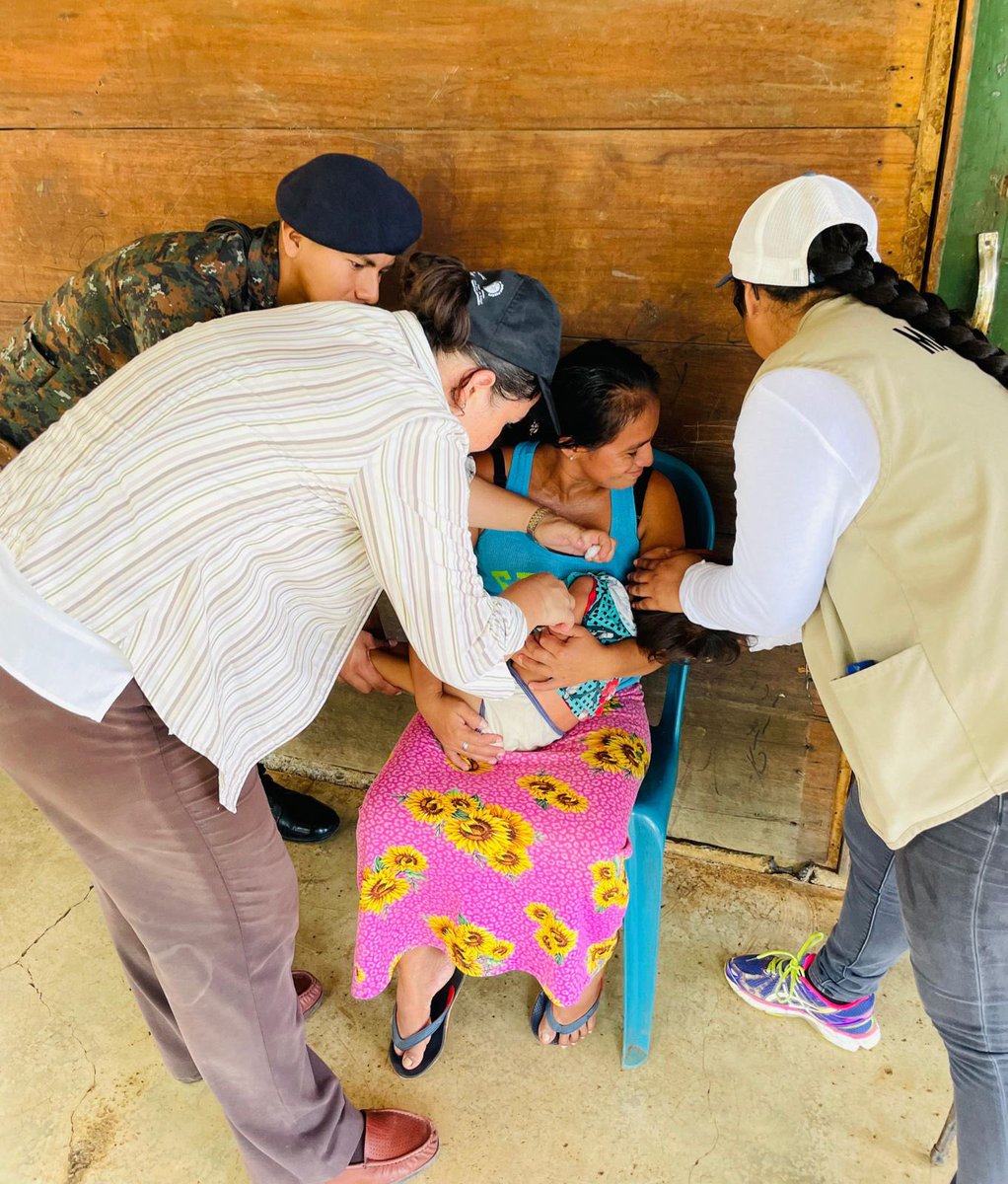 Ejercito_GT's tweet photo. Al servicio de los guatemaltecos. 🫡🇬🇹

Brigada de Infantería de Marina del #EjércitoGT, apoyó a personal del @MinSaludGuate en jornada de vacunación contra la Polio y el Sarampión, en diferentes barrios de El Estor, #Izabal.
#GuatemalaSaleAdelante https://t.co/AgYMkTXjDv