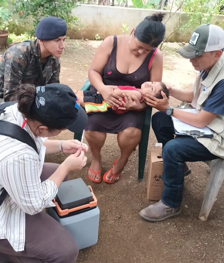 Al servicio de los guatemaltecos. 🫡🇬🇹

Brigada de Infantería de Marina del #EjércitoGT, apoyó a personal del <a href="/MinSaludGuate/">Ministerio de Salud Pública y Asistencia Social</a> en jornada de vacunación contra la Polio y el Sarampión, en diferentes barrios de El Estor, #Izabal.
#GuatemalaSaleAdelante