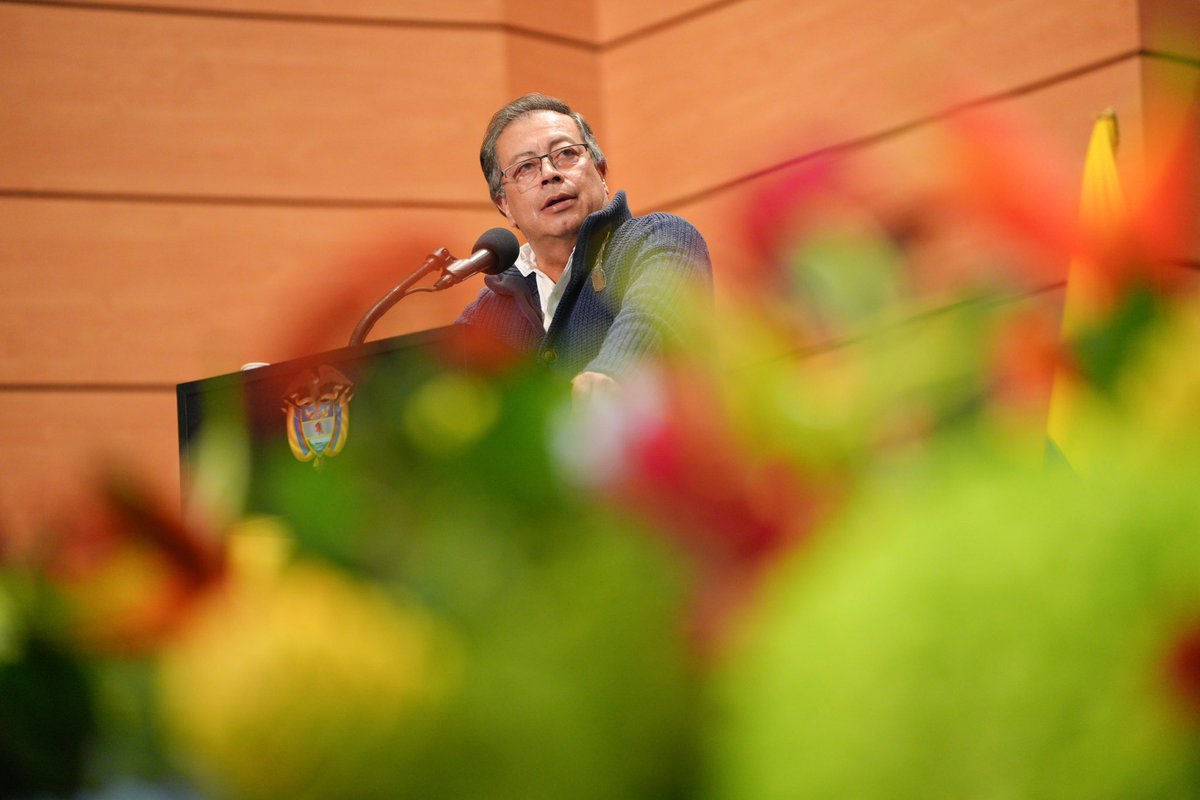 infopresidencia's tweet photo. #EnImágenes 📸 | El Presidente @petrogustavo participó en el cierre del Foro de #ReactivaciónEconómica, que reunió a miembros del Gobierno del Cambio y a representantes de cinco sectores clave de la economía: turismo, agricultura, vivienda, transporte y energía. Durante la jornada se abordaron temas cruciales para seguir impulsando la economía colombiana.

En su intervención, el Jefe de Estado subrayó la importancia de construir una nueva economía enfocada en la descarbonización. Destacó que fomentar las energías limpias brindará una gran competitividad a la economía de Colombia.
