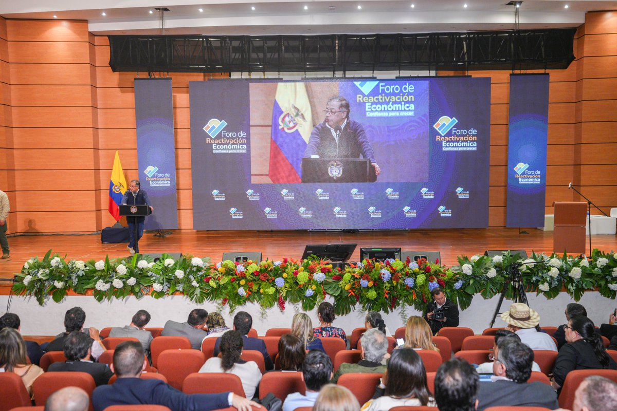 infopresidencia's tweet photo. #EnImágenes 📸 | El Presidente @petrogustavo participó en el cierre del Foro de #ReactivaciónEconómica, que reunió a miembros del Gobierno del Cambio y a representantes de cinco sectores clave de la economía: turismo, agricultura, vivienda, transporte y energía. Durante la jornada se abordaron temas cruciales para seguir impulsando la economía colombiana.

En su intervención, el Jefe de Estado subrayó la importancia de construir una nueva economía enfocada en la descarbonización. Destacó que fomentar las energías limpias brindará una gran competitividad a la economía de Colombia.