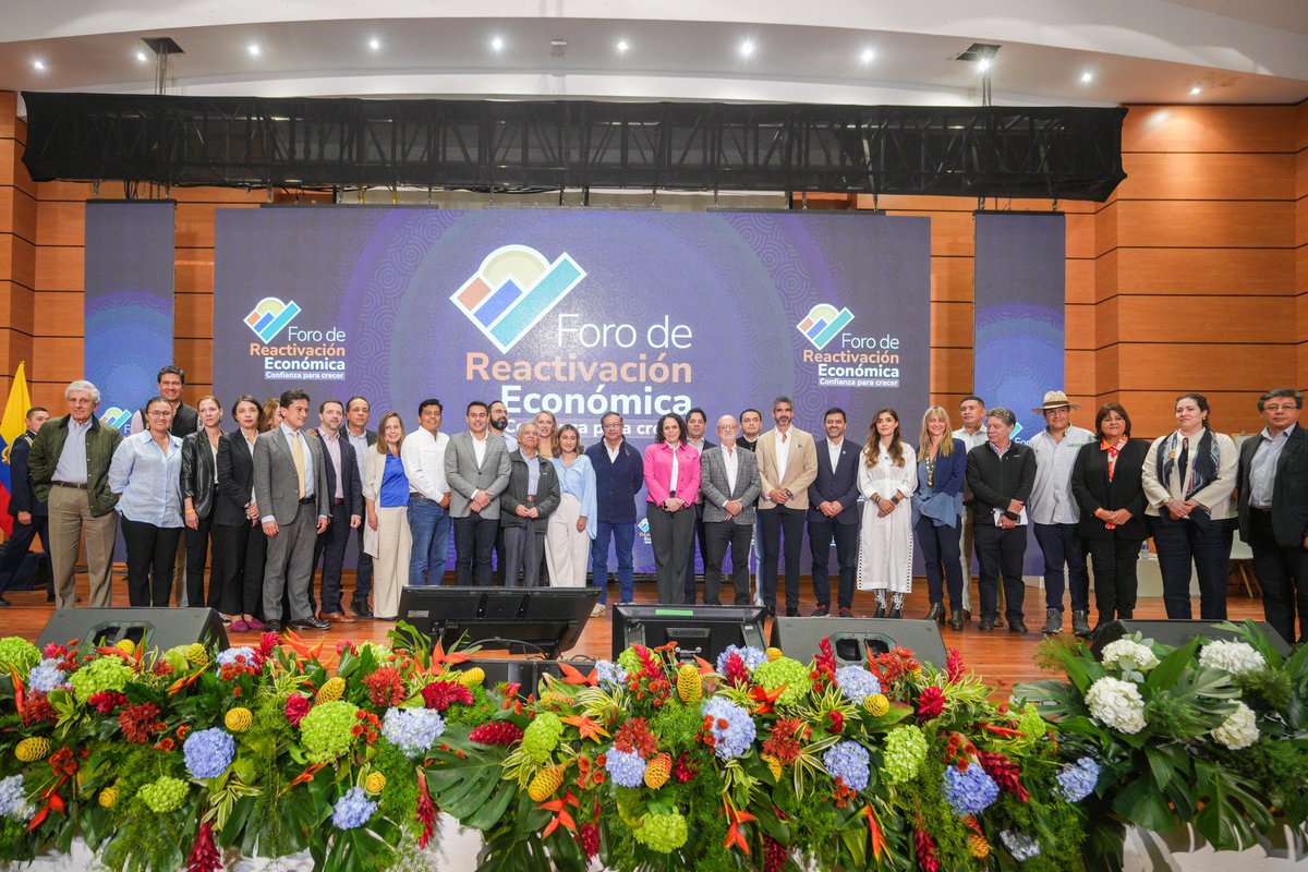 infopresidencia's tweet photo. #EnImágenes 📸 | El Presidente @petrogustavo participó en el cierre del Foro de #ReactivaciónEconómica, que reunió a miembros del Gobierno del Cambio y a representantes de cinco sectores clave de la economía: turismo, agricultura, vivienda, transporte y energía. Durante la jornada se abordaron temas cruciales para seguir impulsando la economía colombiana.

En su intervención, el Jefe de Estado subrayó la importancia de construir una nueva economía enfocada en la descarbonización. Destacó que fomentar las energías limpias brindará una gran competitividad a la economía de Colombia.