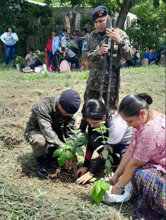 Ejercito_GT's tweet photo. Cuidar el medio ambiente es responsabilidad de todos.🌳🇬🇹🫡

Brigada de Infantería de Marina del #EjércitoGT, efectuó jornada de reforestación con alumnos del Instituto Nacional de Educación Básica “Lic. José Guillermo Morales Silva” y personal de la Municipalidad de El Estor, #Izabal, sembrando 800 árboles de diferentes especies.
#GuatemalaSaleAdelante
