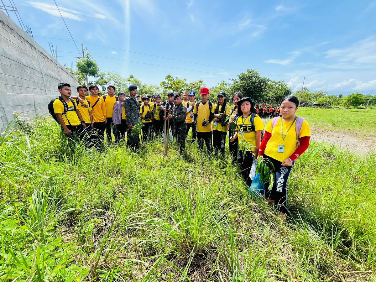 Cuidar el medio ambiente es responsabilidad de todos.🌳🇬🇹🫡

Brigada de Infantería de Marina del #EjércitoGT, efectuó jornada de reforestación con alumnos del Instituto Nacional de Educación Básica “Lic. José Guillermo Morales Silva” y personal de la Municipalidad de El Estor,