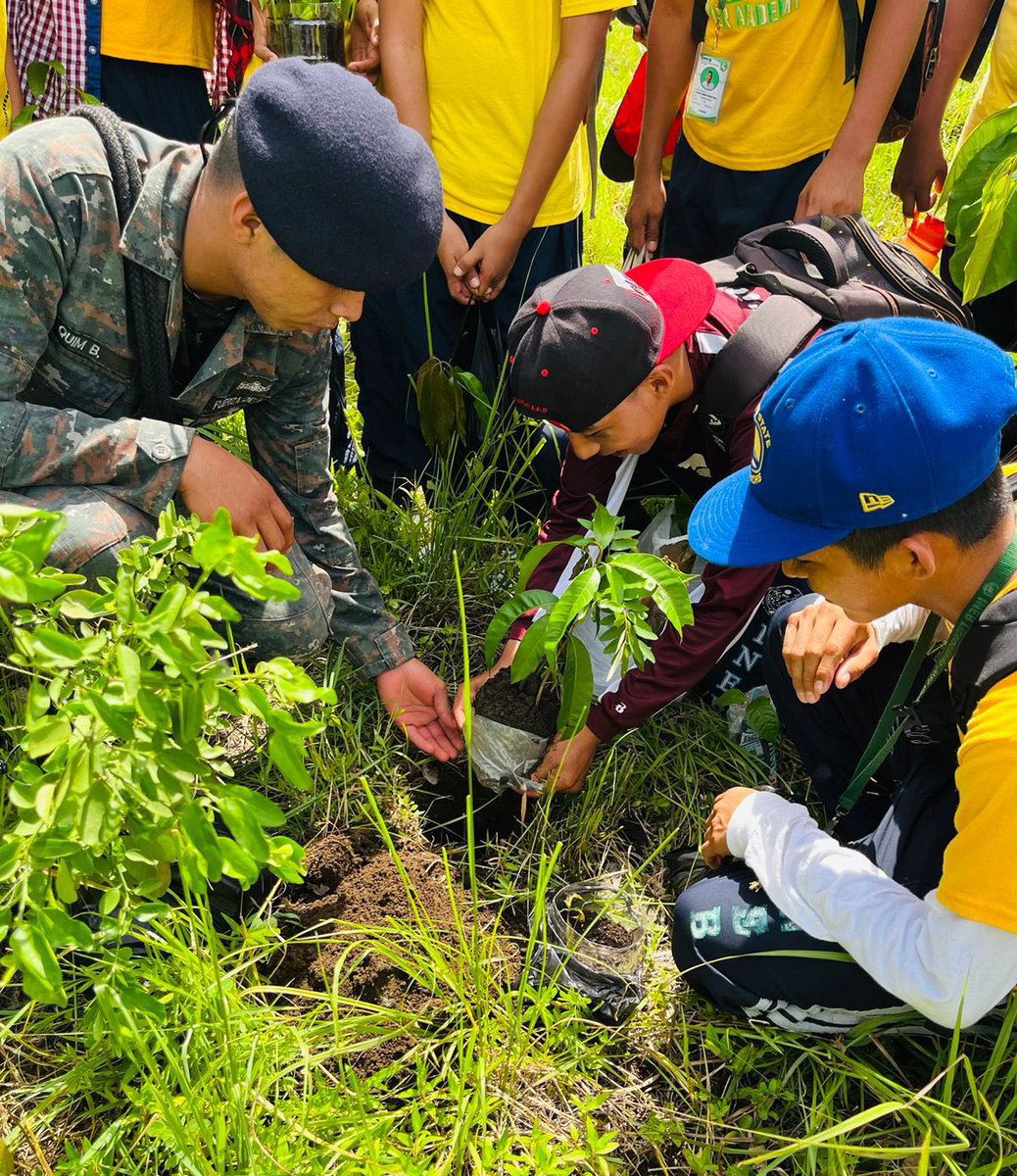 Ejercito_GT's tweet photo. Cuidar el medio ambiente es responsabilidad de todos.🌳🇬🇹🫡

Brigada de Infantería de Marina del #EjércitoGT, efectuó jornada de reforestación con alumnos del Instituto Nacional de Educación Básica “Lic. José Guillermo Morales Silva” y personal de la Municipalidad de El Estor, #Izabal, sembrando 800 árboles de diferentes especies.
#GuatemalaSaleAdelante