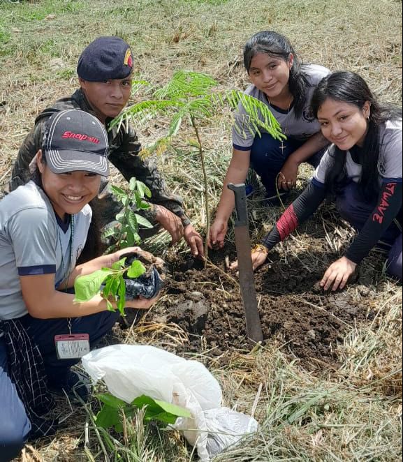 Ejercito_GT's tweet photo. Cuidar el medio ambiente es responsabilidad de todos.🌳🇬🇹🫡

Brigada de Infantería de Marina del #EjércitoGT, efectuó jornada de reforestación con alumnos del Instituto Nacional de Educación Básica “Lic. José Guillermo Morales Silva” y personal de la Municipalidad de El Estor, #Izabal, sembrando 800 árboles de diferentes especies.
#GuatemalaSaleAdelante