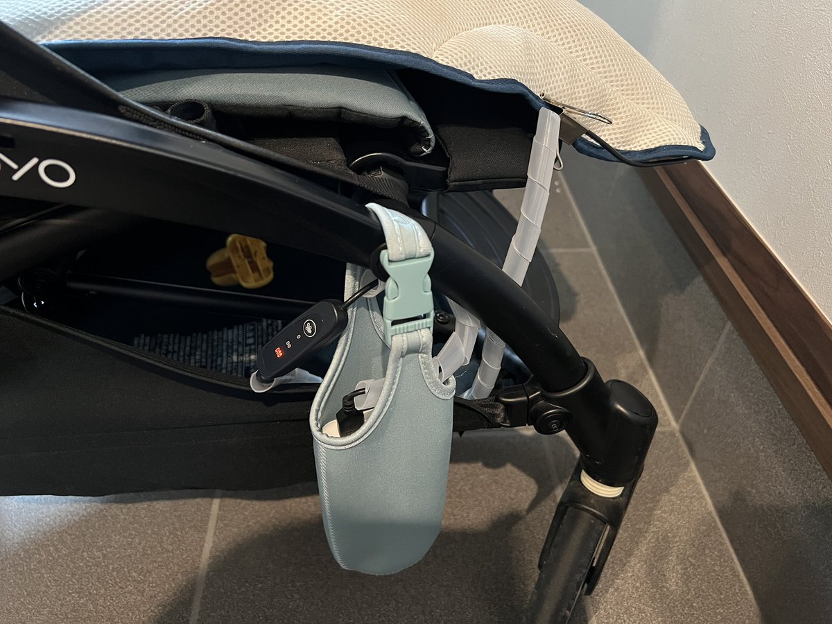 menminosabuaka's tweet photo. エアラブのモバイルバッテリー入れの最適解に辿り着いたかもしれない
（※100均のペットボトルカバー）
（※ケーブルには断線防止カバーを巻いてる…マジで断線したら終わる） https://t.co/lV0wMwZsOd