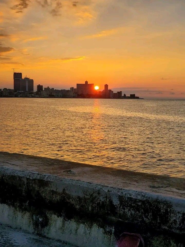 tú, yo y un atardecer en el malecón...no sé piénsalo.